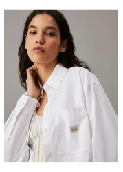 Calvin Klein قميص جينز قياسي بياقة مطرزة باللون الأبيض للنساء، قميص WOVEN LABEL المريح