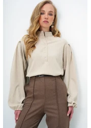 Trend Alaçatı Stili بلوزة قميص نسائية بياقة القاضي باللون البيج وأزرار أمامية وأكمام بالونية Alc-X11872