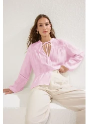  Collection قميص منسوج من القماش القطني باللون الوردي الفاتح مع دانتيل على الأكمام مقاس عادي عادي TWOSS25GO00038