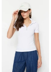  Collection بلوزة بيضاء بسحاب ومفصلة وياقة بولو ومضلعة ومتماسكة TWOSS23BZ00496