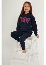 U.S. Polo Assn. بدلة رياضية للفتيات مرخصة من عمر 4 إلى 15 عامًا من Us Polo ASSN - باللون الأزرق الداكن