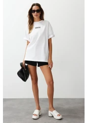  Collection تي شيرت محبوك كبير الحجم ومطبوع من الأمام مصنوع من القطن بنسبة 100% من إكرو TWOSS24TS00183