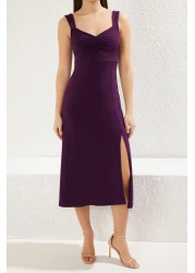  Collection فستان محبوك متوسط الطول قابل للتمدد على شكل حرف A من البرقوق مع تفاصيل رباط/دروب TWOSS24EL00412