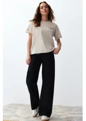  Collection تي شيرت محبوك بأكمام قصيرة ومريح مطبوع عليه حجر الظهر TWOSS24TS00147