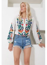 Trend Alaçatı Stili بلوزة نسائية بيضاء مطرزة بالنيون من البوبلين ALC-X11926