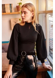 Olalook بلوزة نسائية من الكريب بأكمام منتفخة من الأمام باللون الأسود BLZ-19000708