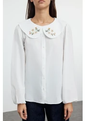  Collection قميص منسوج من القطن إكرو - ياقة مطرزة، مقاس عادي TWOSS23GO00009