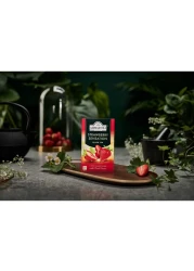 أحمد تي شاي أسود بنكهة الفراولة مع قطع الفاكهة، 20 كيس شاي