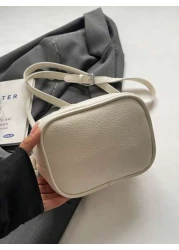 حقيبة مربعة محمولة بنمط حرفي ومعلق معدني ديكوري، من قماش PU مقاوم للماء بتصميم أناقة محمول، مناسبة للعمل والأن