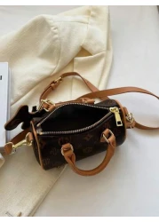 في عام 2024، حقيبة الوسادة المتنقلة ذات التصميم المطبوع بنمط الحرف والتصميم المتباين، ذات المقبض المزدوج، والم