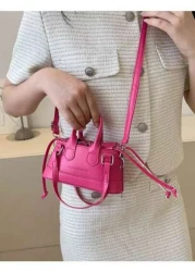 حقيبة يد / كتف صغيرة بلون سادة وبنقشة جلد التمساح مناسبة لحمل احمر الشفاه والمستحضرات التجميلية وغيرها