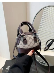 حقيبة يد صغيرة ، لون داخلي منقوش بشكل معين بأسلوب عتيق بشكل صدفة فينتاج