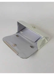 هذه الحقيبة المسائية تتميز بتصميم راق. الجسم الرئيسي مصنوع من الترتر الفضي اللامع الذي يتلألأ ويتوهج تحت الضو