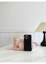 حقيبة كتف على شكل باجيت من قماش PU مقاوم للماء ذات لون أحادي كلاسيكي بتصميم جوكر، مزينة بسلسلة معدنية بشكل فراو