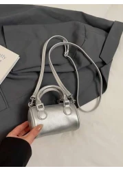 حقيبة كتف صغيرة مطبوع عليها حروف للبنات