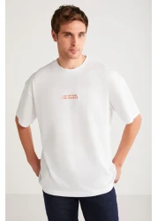 GRIMELANGE Vıto Men - تي شيرت أبيض بأكمام قصيرة مع تفاصيل نص مطرز، 100% قطن عضوي، مقاس كبير