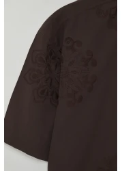  Collection إصدار محدود من قميص Brode المطرز باللون البني ذو المقاس المربع TMNSS25GO00039