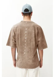  Collection تي شيرت بني كبير الحجم/واسع القطع بتأثير باهت مطبوع 100% قطن TMNSS23TS00166