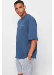  Collection تي شيرت إنديجو كبير الحجم برقبة دائرية 100% قطن - مطبوع عليه نص بسيط TMNSS23TS00084