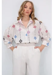 Trend Alaçatı Stili قميص نسائي منسوج من الكتان بطبعة زهور باللون البيج والأرجواني ALC-X10398