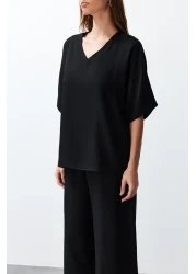  Collection طقم بلوزة وبنطلون أسود برقبة على شكل حرف V - TWOSS24AU00096