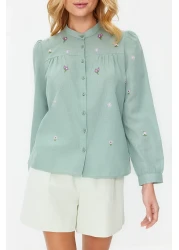  Collection قميص عادي مطرز بالزهور الخضراء مع تفاصيل مطرزة TWOSS23GO00152