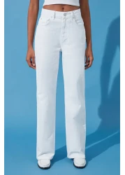  Collection جينز أبيض عالي الخصر وواسع الساق TWOSS24JE00140
