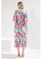  Collection فستان وردي متوسط الطول بطبعة زهور - خط على شكل حرف A، رقبة مزدوجة TWOSS24EL00915