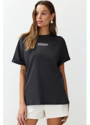  Collection تي شيرت أنثراسايت 100% قطن مطبوع من الأمام والظهر كبير الحجم/مقاس واسع تي شيرت محبوك TWOSS24TS00183