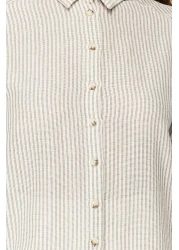  Collection قميص منسوج بمظهر كتان كبير الحجم مخطط باللون الأخضر TWOSS24GO00050