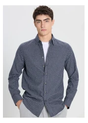 Altınyıldız Classics قميص رجالي من Six Stars Classics باللونين الأزرق الداكن والرمادي - طية صدر السترة بأزرار، مقاس مريح ACE 202510055