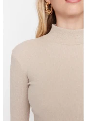  Collection بلوزة محبوكة على مقاس الجسم مضلعة وقابلة للتمدد بياقة عالية وأكمام طويلة باللون البيج TWOAW21BZ0423