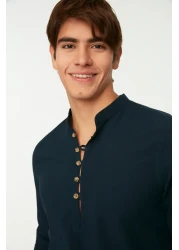  Collection قميص ذو طية صدر السترة بقصة ضيقة باللون الأزرق الداكن - 100% قطن، نصف فتحة، أزرار TMNSS20GO0097