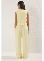  Collection بلوزة من الكتان ذات مظهر فيونكة صفراء وبنطلون واسع الساق منسوج من الأسفل إلى الأعلى TWOSS25AU00034