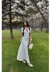 Afiş Butik أبيض عميق الخامس الرقبة قبالة الكتف القوس التفاصيل اصطف فستان طويل