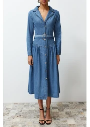  Collection فستان طويل من قماش الدنيم باللون الأزرق الفاتح مع حزام وياقة معطف TWOSS24EL00776