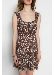  Collection فستان محبوك قصير برقبة مربعة ومطبوع باللون البني على شكل حرف A TWOSS23EL00348