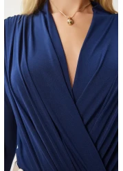 Happiness İstanbul بلوزة نسائية باللون الأزرق الداكن بياقة ملفوفة ومبطنة ومثبتة ZH00039