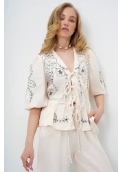 Trend Alaçatı Stili بلوزة نسائية من الكتان والموسلين برباط وتطريز على شكل حرف V من إكرو ALC-X13993