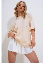 Trend Alaçatı Stili تي شيرت نسائي بيج برقبة دائرية ومطرز باللؤلؤ والحجر ALC-X11964