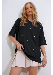 Trend Alaçatı Stili Women's Black Crew Neck Oversize Pearl and Stone Embroidered T-Shirt ALC-X11964