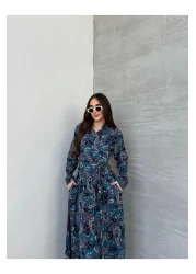 Att فستان Attstil كامل الطول بنمط شال وأزرار على خلفية زرقاء