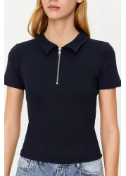  Collection بلوزة مضلعة بياقة بولو باللون الأزرق الداكن - تفاصيل سحاب، محبوكة قابلة للتمدد، مقاس مناسب TWOSS23BZ00496