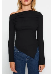  Collection أسود ثنيات قارب الرقبة غير المتكافئة بسط كم طويل محبوك بلوزة TWOAW24BZ00393