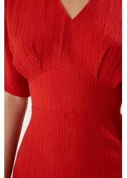  Collection فستان ماكسي منسوج باللون الأحمر على شكل حرف A مع تفاصيل صدرية على شكل حرف V TWOSS24EL00620