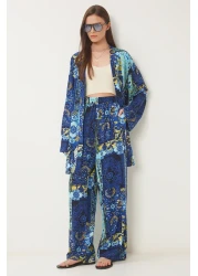 Happiness İstanbul طقم بنطلون كيمونو فيسكوز منقوش باللون الأزرق الداكن والأصفر للنساء JE00002