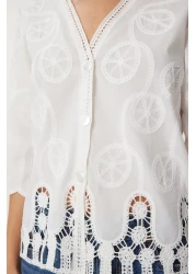Happiness İstanbul بلوزة قميص منسوجة بيضاء رومانسية مطرزة للنساء QS00012