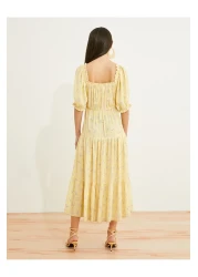 Koton فستان متوسط الطول من الفيسكوز بياقة مربعة وأكمام قصيرة بالون