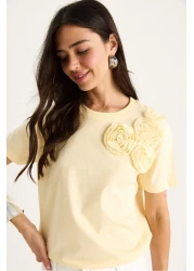 Bianco Lucci تي شيرت نسائي برقبة دائرية مع إكسسوارات زهور 60602030
