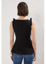  Collection بلوزة سوداء بأكمام بيبلوم وخصر صفر - محبوكة بفيونكة - TWOSS25BZ00482